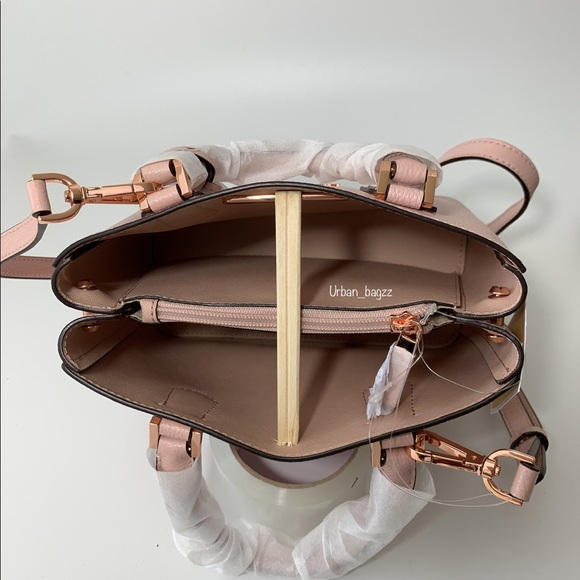 Michael Kors Adele Medium Messenger - Picture 10 of 10